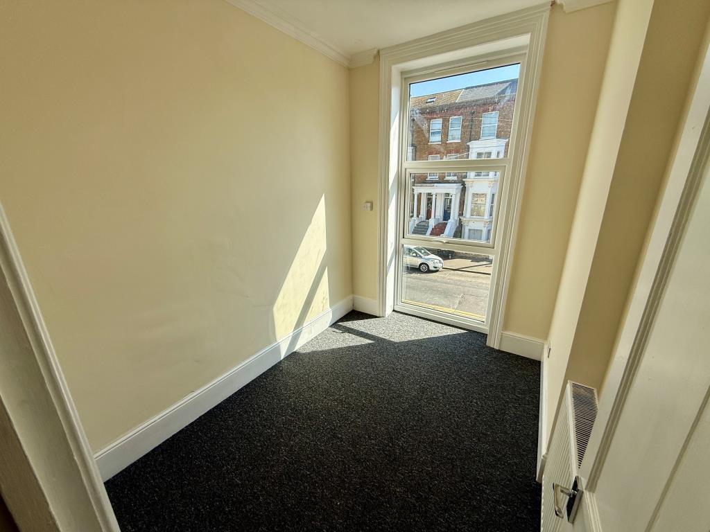 Lot: 8 - WELL PRESENTED TWO-BEDROOM FLAT - Bedroom two